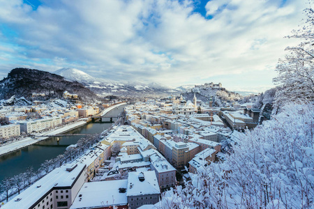 萨尔茨堡冬季全景雪域历史中心阳光