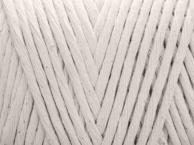 麦角的棉线。 倾斜特写。 白色背景