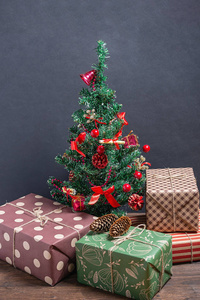 黑色背景圣诞树下各种鲜艳的礼物