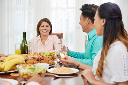 越南老年妇女与家人一起庆祝生日