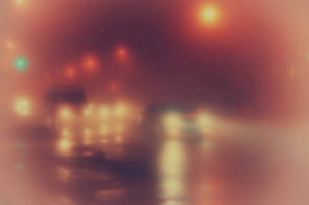 汽车在夜雾中在路上模糊了背景图片
