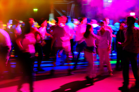 年轻人在迪斯科舞厅里放松和跳舞