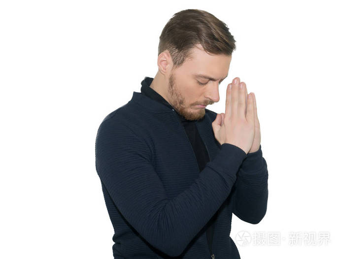 双手放在一起祈祷或冥想,看上去很轻松,平静