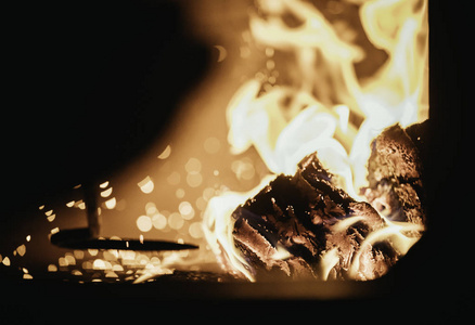 在烤箱中点燃火焰，戳棒和火花