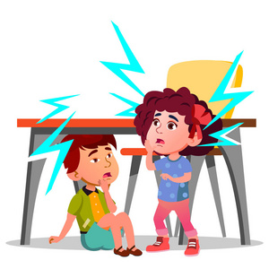 地震矢量时坐在桌子底下的两个受惊的孩子。孤立的插图