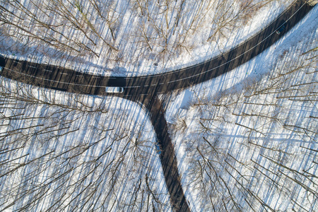 匈牙利有雪林的道路