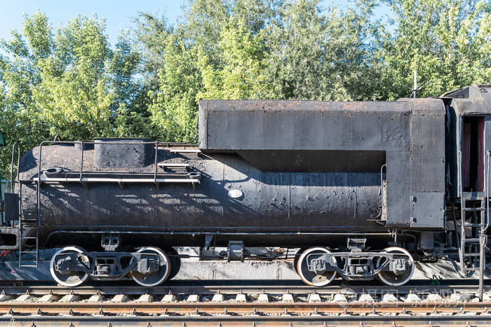 火车站站台旁边的旧生锈的蒸汽机车. 复古火车.