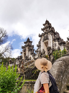 女游客戴帽子，在乐浦扬寺