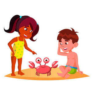 蹲着的孩子们在海滩的向量上看螃蟹。孤立的插图