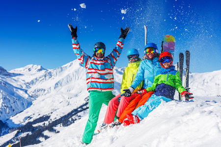 家庭享受在山区的寒假。滑雪, 阳光, 雪和乐趣
