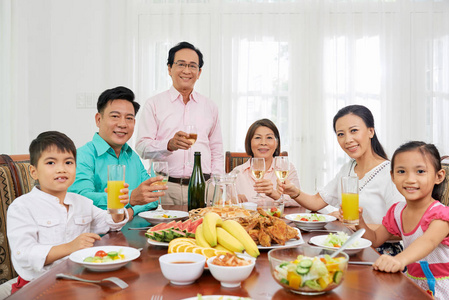 快乐的越南大家庭在家庆祝节日