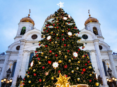 elya莫斯科市户外基督大教堂附近装饰圣诞树,冬季傍晚照片