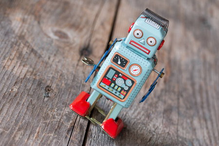 机器人玩具符号的聊天机器人或社交机器人和算法。 木质纹理。