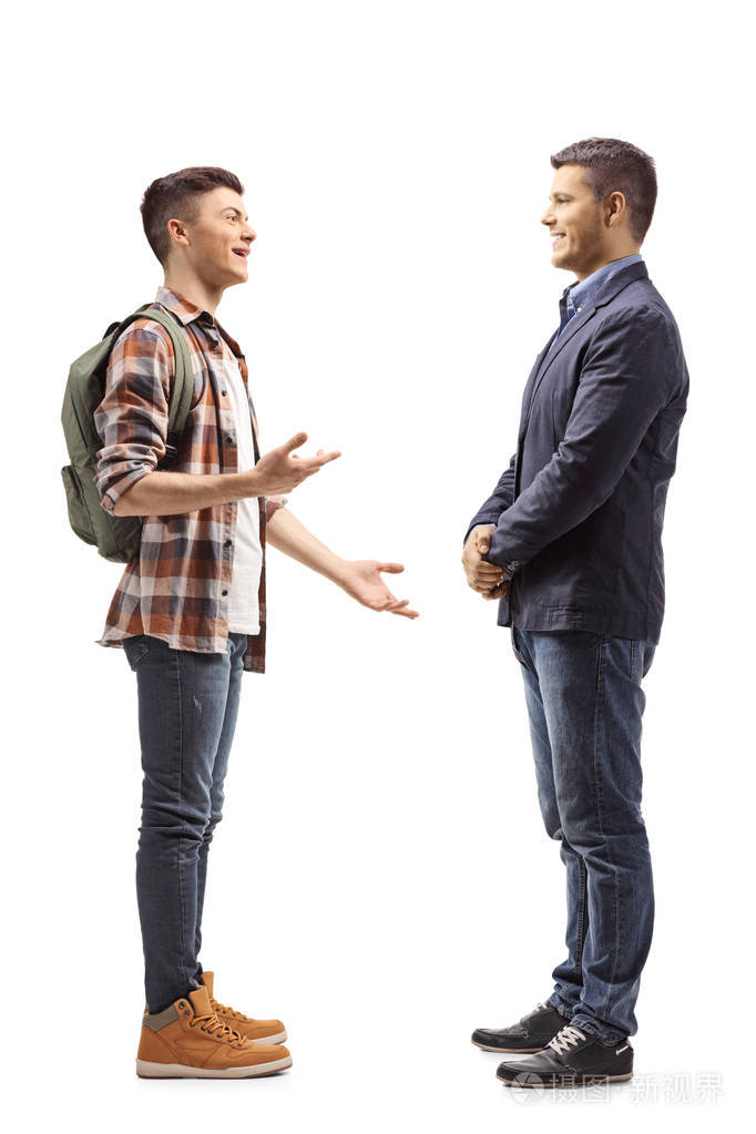 一个十几岁的男学生与一个被孤立在白色背景下的年轻人交谈的完整镜头