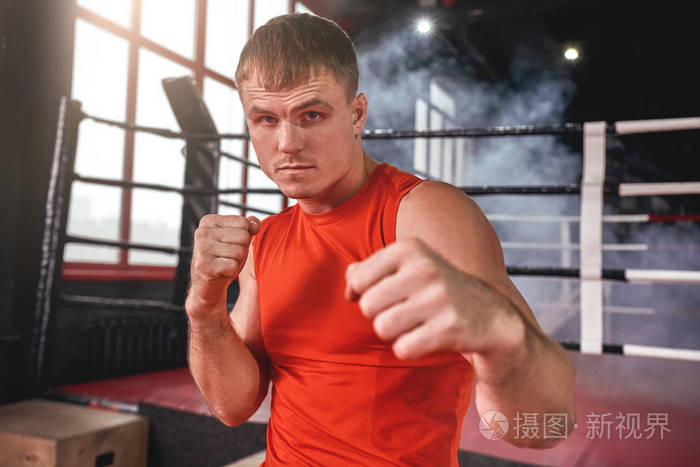 完美的拳击姿态穿着运动服的聚焦肌肉拳击手在室内站在正确的拳击立场