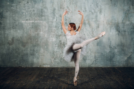 芭蕾舞演员。 年轻漂亮的女芭蕾舞演员穿着专业的服装，尖鞋和白色的图图。