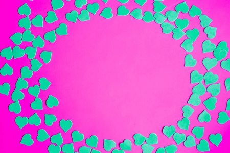 粉红色紫色框架制成的小绿色心为文本复制空间。 情人节的概念。 平躺顶部视图。