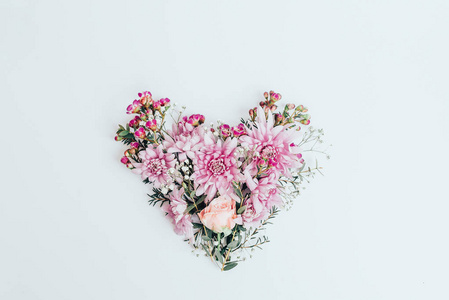 心脏是从白色背景上的花中伸展出来的。