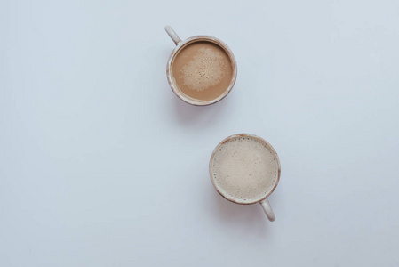 两杯香咖啡放在白色桌面上