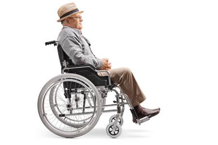 一位坐在轮椅上的老人被隔离在白色背景上的全长轮廓照片