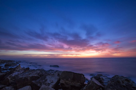 日出时的海景。 美丽的自然海景蓝色小时。 黑海海岸的海上日出。