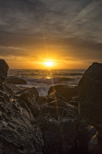 海日出在岩石中。 保加利亚瓦尔纳附近的黑海海岸日出