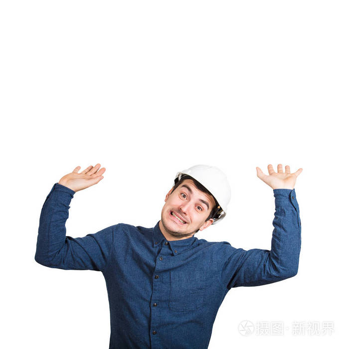 工程师举起双手看上去害怕一个巨大的东西即将塌在头上雄性手里拿着一