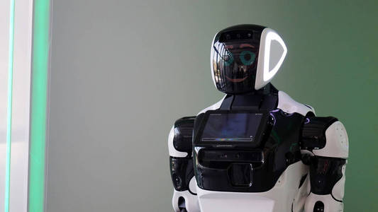 最新一代带有监视器的机器人。 能识别言语和回答问题