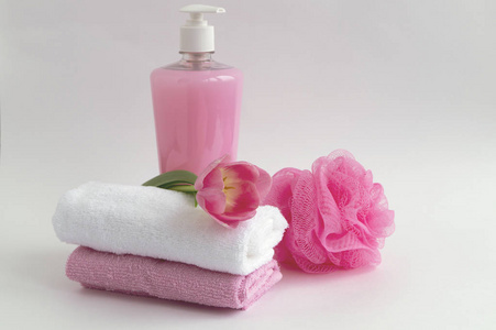 白色背景的液体肥皂和两条毛巾