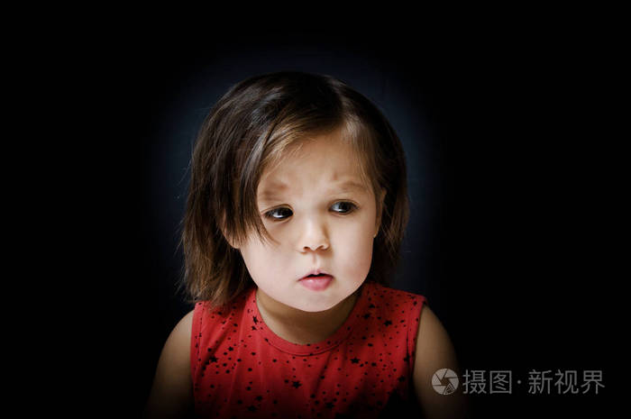 孩子在黑暗中害怕. 1.可怕的小女孩夜里有东西在发抖