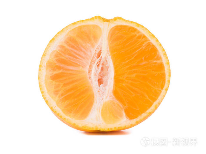 孤立的柑橘收集。 整个橘子或柑桔果实和在白色背景上分离的去皮段。Mandarines橘属植物，叶子在白色背景上分离。 顶部视图
