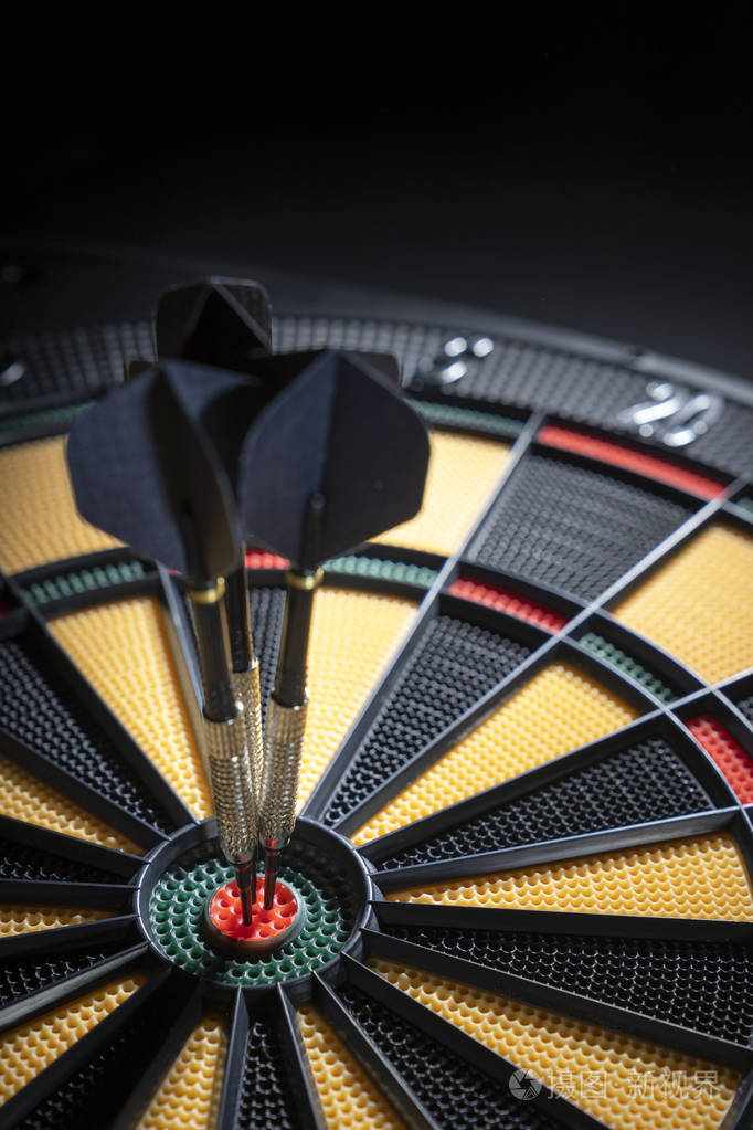 关闭一个飞镖在牛眼的飞镖黑色飞镖