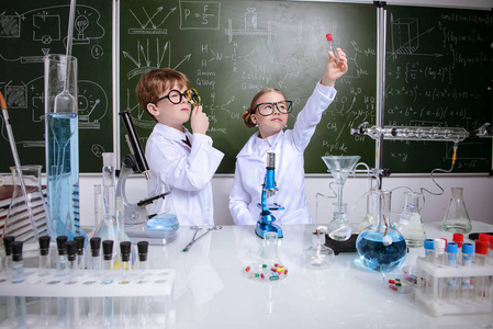 两名儿童科学家在实验室做实验. 教育观念. 儿童的早期发育.照片