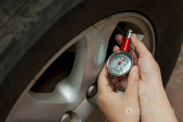 轮胎压力表手握压力表检查汽车轮胎的气压。 安全驾驶。