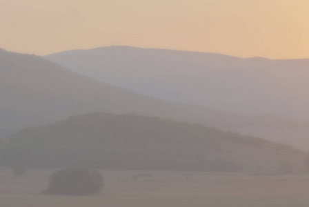 夕阳在群山中模糊的背景与淡淡的色调