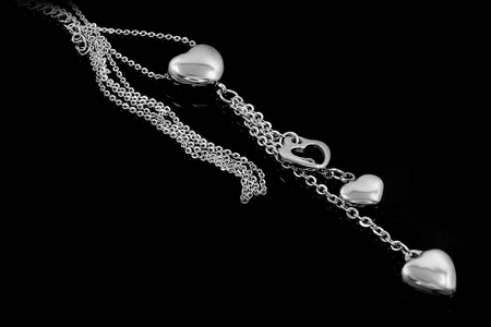银色宝石。 心脏项链。 不锈钢。 一种底色