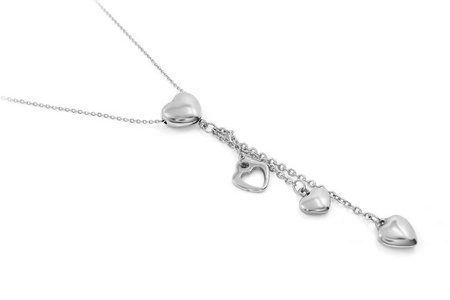 银色宝石。 心脏项链。 不锈钢。 一种底色