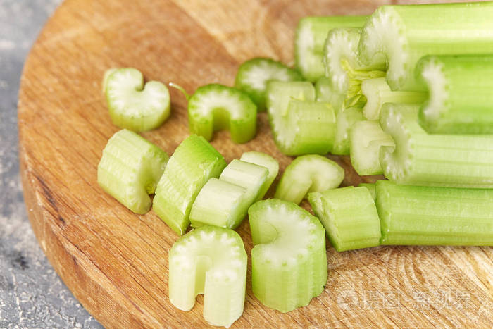 木制切菜板上的宏观芹菜切片