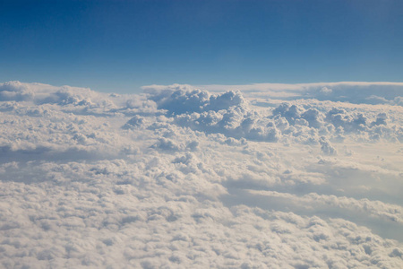 从飞机窗口俯瞰云层。 从飞机上俯瞰云层的天际线。