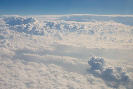从云中飞行的飞机的窗户上俯瞰天空。 云天飞机视图。
