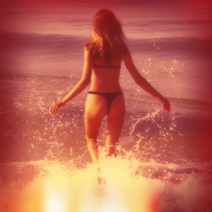背景模糊一个女人在夕阳下沿着海滩奔跑