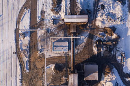 从沙坑上空俯瞰。波兰的工业场所。无人机拍摄的照片。