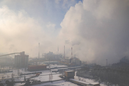 现代热电联合厂的景观。冒烟的烟囱。重工业从上面。波兰的电力和燃料发电。