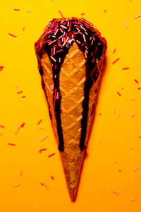 美味的冰淇淋, 巧克力在黄色的背景