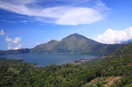 巴图尔湖在山脚下火山巴图尔，巴厘岛，印度尼西亚