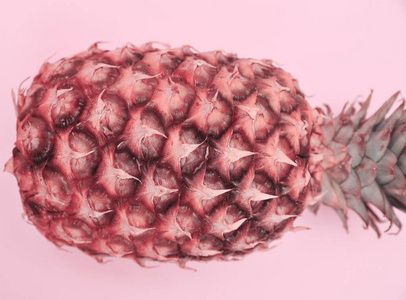 粉红色背景上的菠萝。