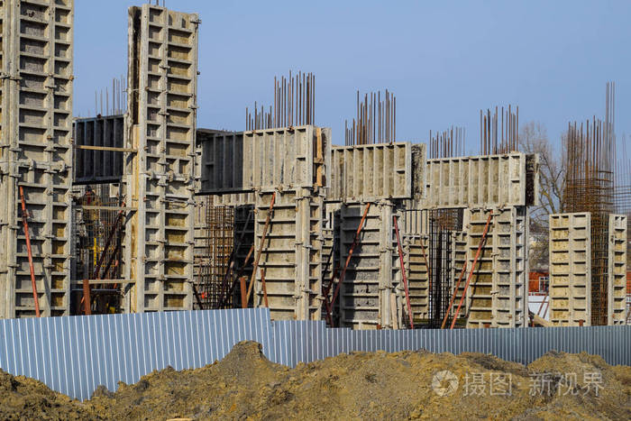 住宅建筑钢筋混凝土结构水泥和配件的建造