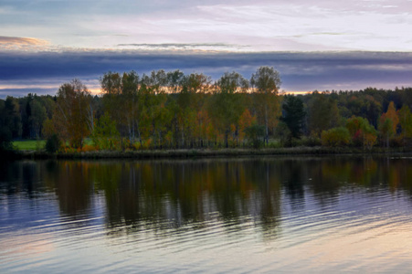 湖畔森林中的秋景日落