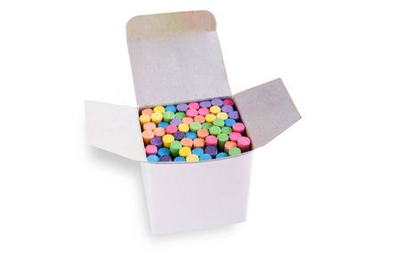 彩色粉笔在空白纸板箱，粉笔盒设计隔离白色背景与裁剪路径