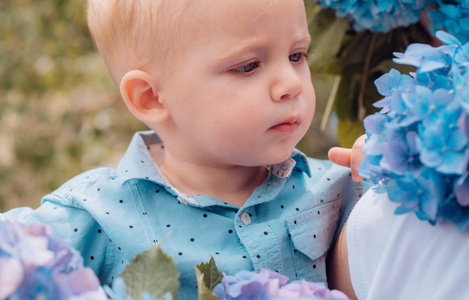 春天的花朵。童年。盛开的小男孩。夏天。母亲或妇女日。儿童节。小男婴。新的生活理念。春假。我自由了